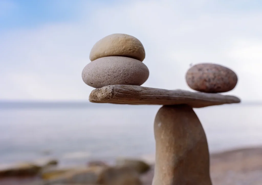 Balanced gestapelte Steine symbolisieren natürliches Gleichgewicht zwischen Körper Geist und Seele