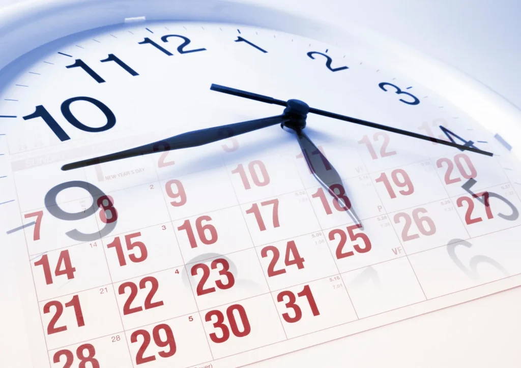 Uhr und Kalender zeigen Zeitaufteilung zwischen Arbeitszeit und Freizeit als falsches Balance-Konzept