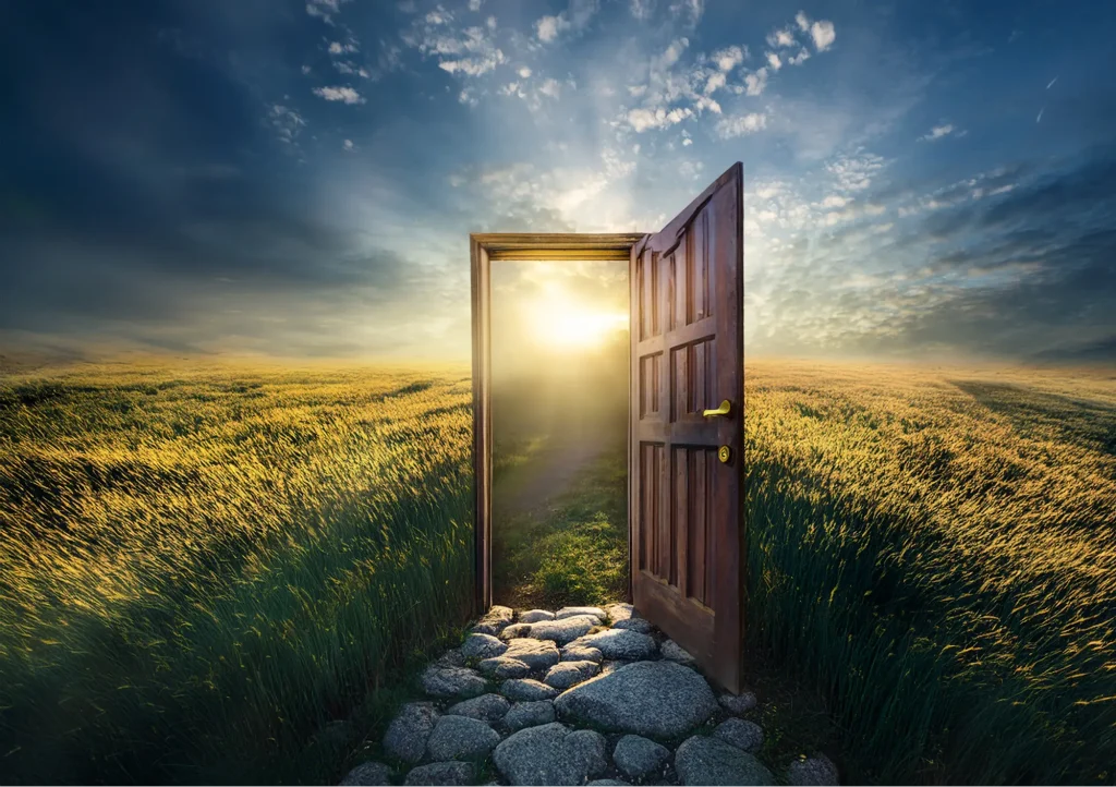 Offene Tür mit Licht – Symbol für neue Wege und Klarheit über die Seelenaufgabe