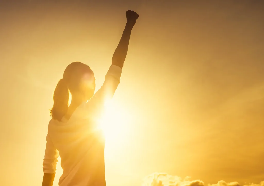 Leuchtende Frau in voller Kraft – Symbol für gelebte Selbsterlaubnis und Seelenaufgabe